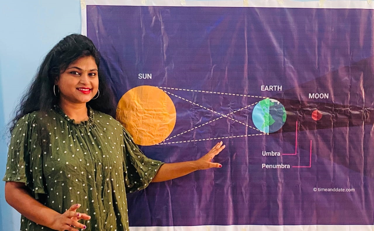 सूर्यग्रहण के 15 दिन बाद अब चंद्रमा की बारी