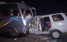 बस और टवेरा में हुई ज़ोरदार भिड़ंत