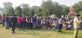 प्राथमिक शिक्षक भर्ती को लेकर युवाओं का प्रदर्शन