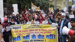 प्राथमिक शिक्षक भर्ती को लेकर युवाओं का प्रदर्शन