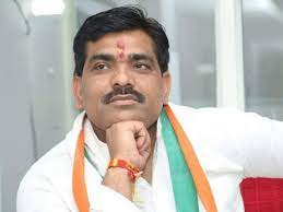 खाद के लिए किसान लम्बी लाइनों में लगने को मजबूर