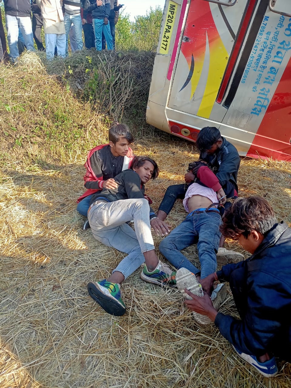 तेज़ रफ़्तार बस अनियंत्रित होकर पलटी