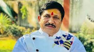 किसान खाद की कमी के चलते परेशान