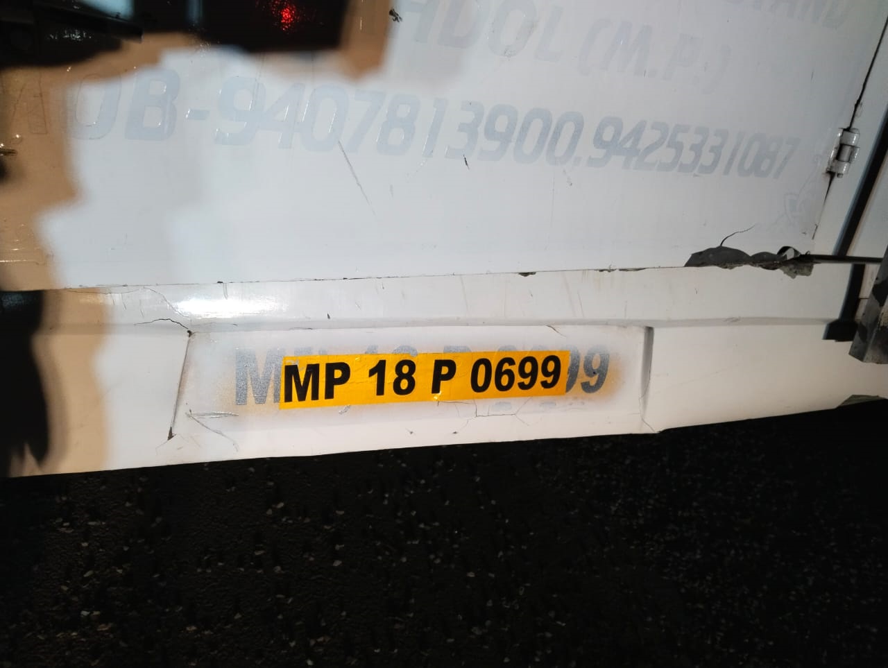 ट्रक में जाकर भिड़ी तेज़ रफ़्तार बस