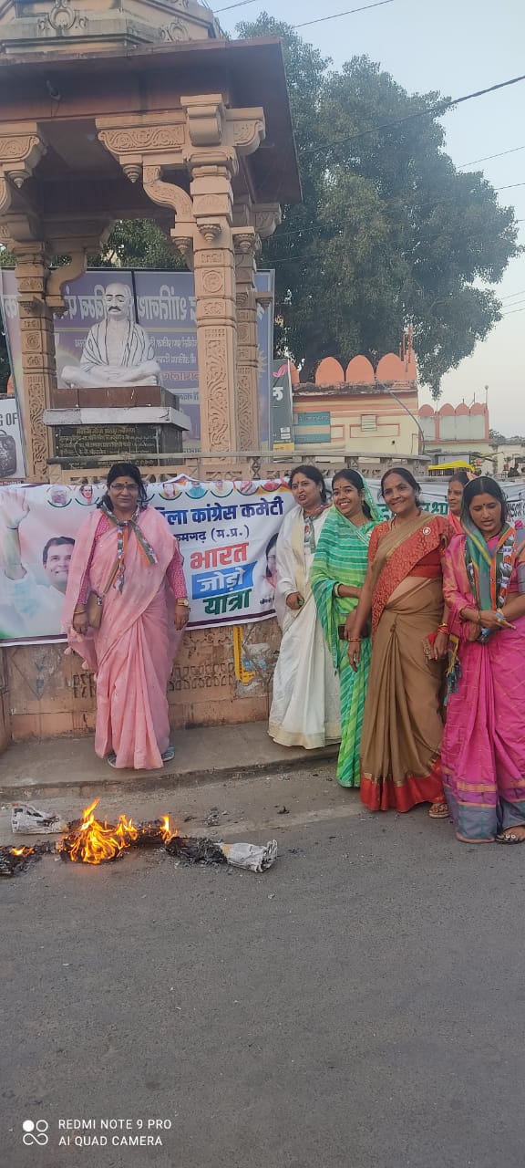 मुख्यमंत्री शिवराज का पुतला फूंका