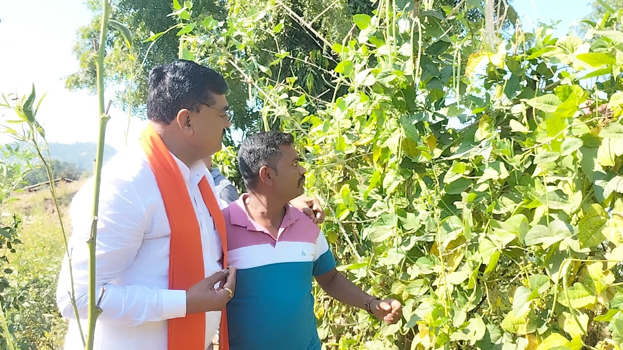 गुजरात में किसान के खेत में पहुंचे पटेल