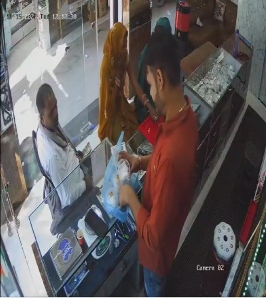 चोरी की वारदात को महिलाओं ने दिया अंजाम