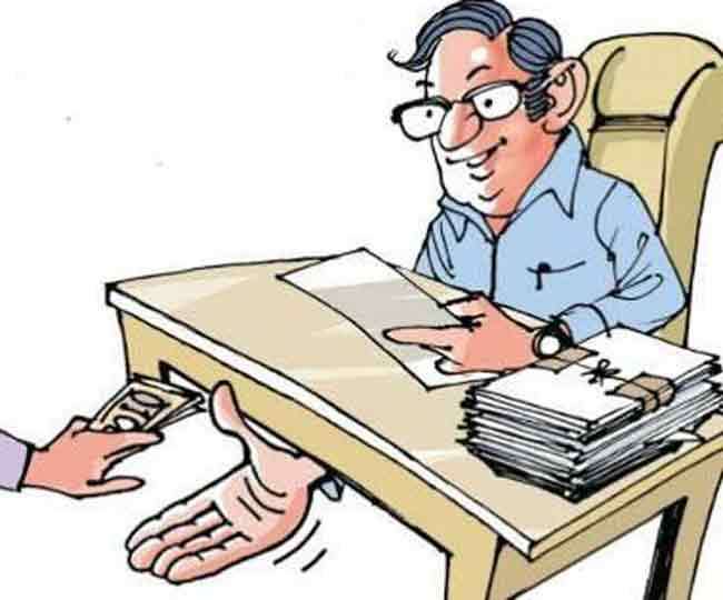 रिश्वत लेते पटवारी को रंगे हाथों पकड़ा