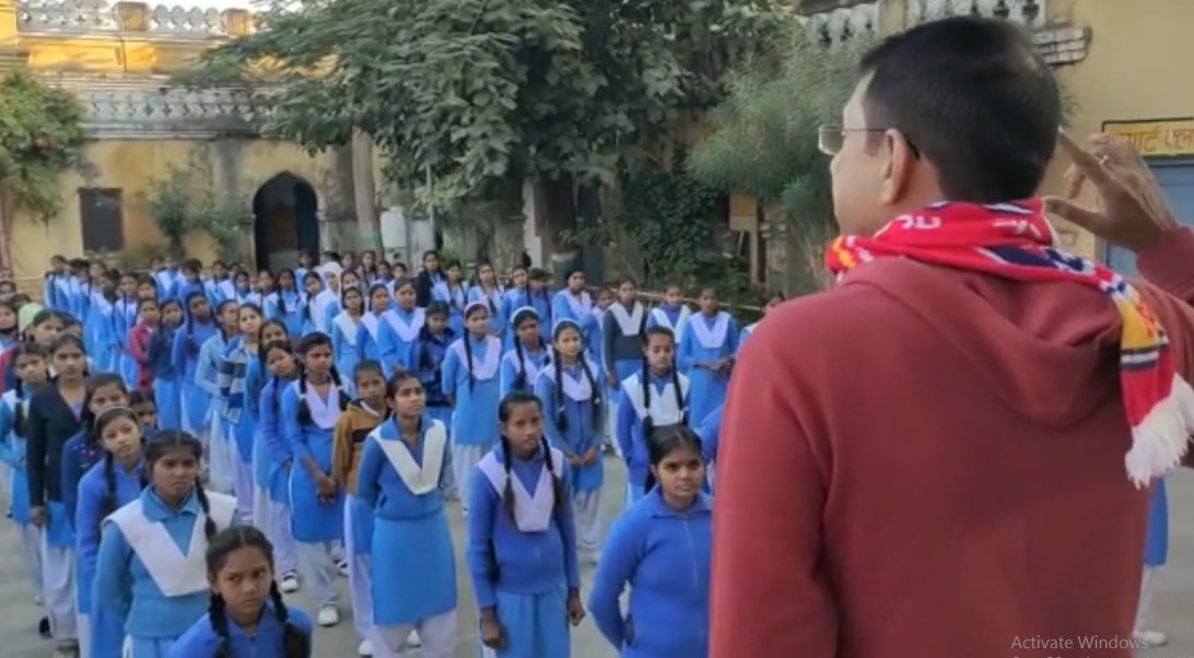 आधे से ज़्यादा शिक्षक स्कूल से मिले नदारद