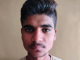 जन्मदिन पर युवक ने पिस्टल से काटा केक