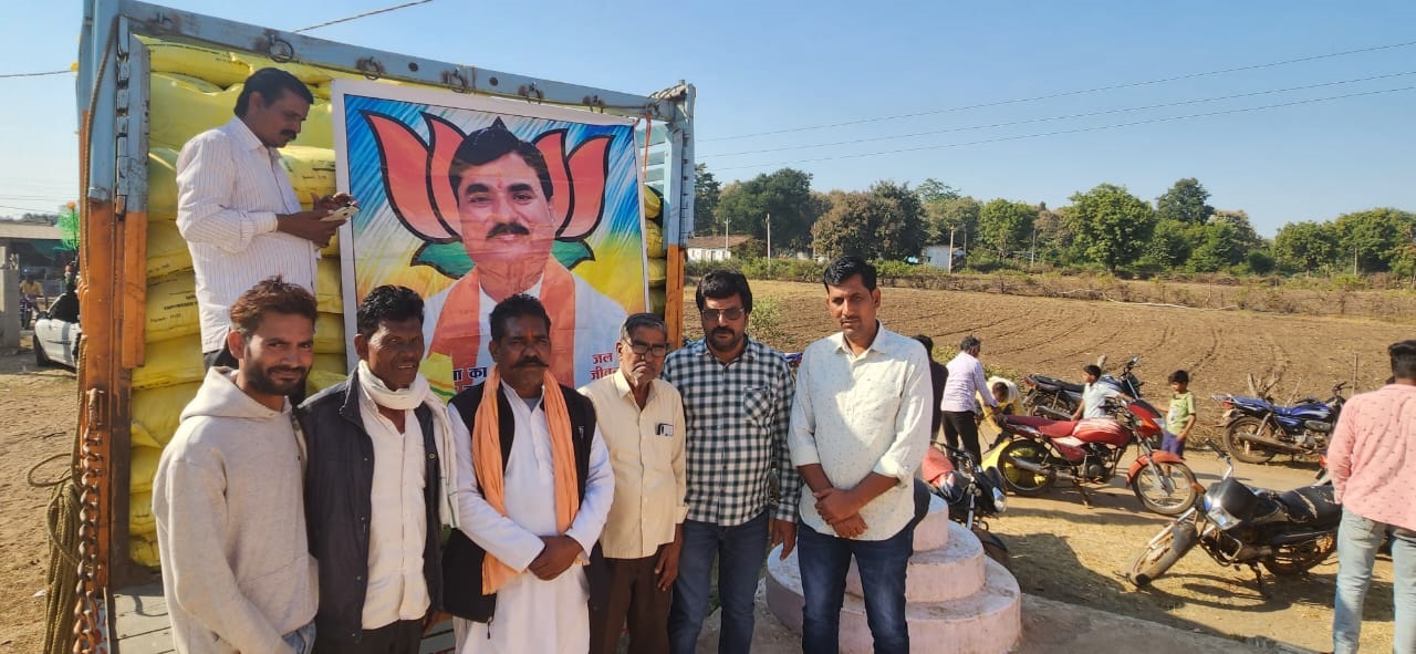 किसानों को उनके घर पर आसानी से मिल रही खाद