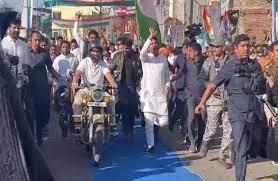 यात्रा में राहुल गांधी ने राऊ में दौड़ाई बुलेट