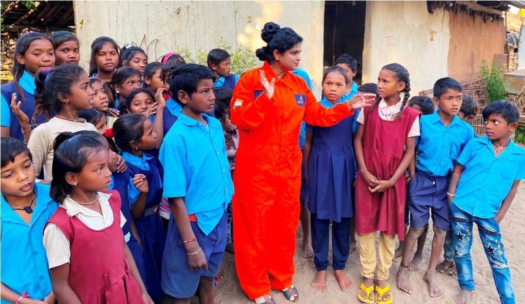 आदिवासी क्षेत्र में पहुंची विज्ञान प्रसारक