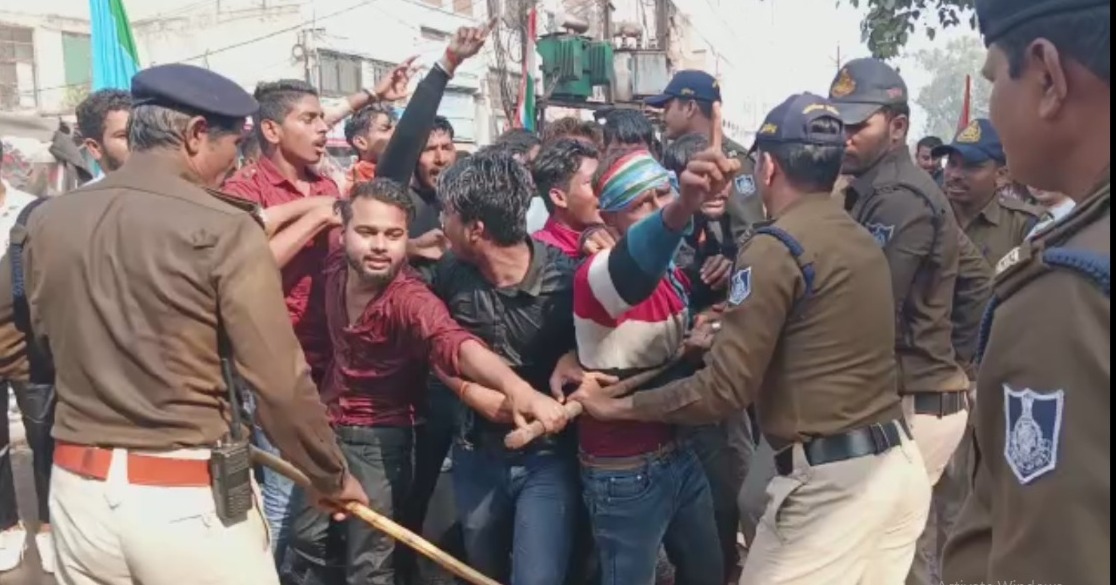 कन्या शासकीय महाविद्यालय की छात्राओं का प्रदर्शन