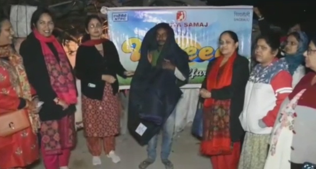 वनिता समाज ने जरूरतमंदों को बांटे कंबल