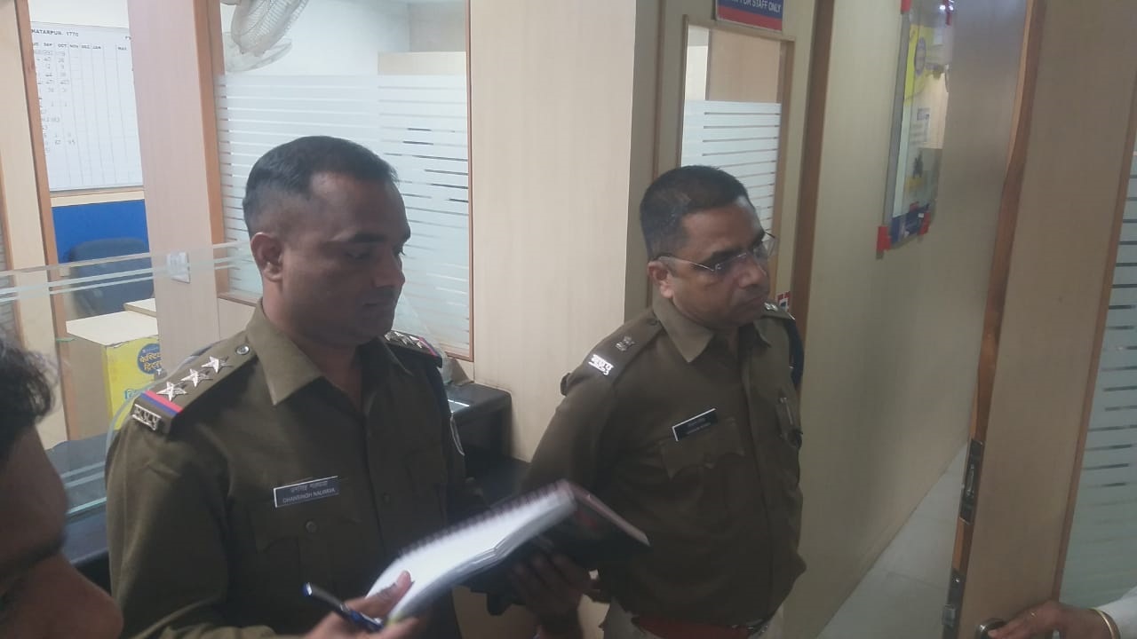 राह चलती महिला के गले से खींची चेन