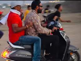 स्कूटर चलाते दिखे सिंघम 