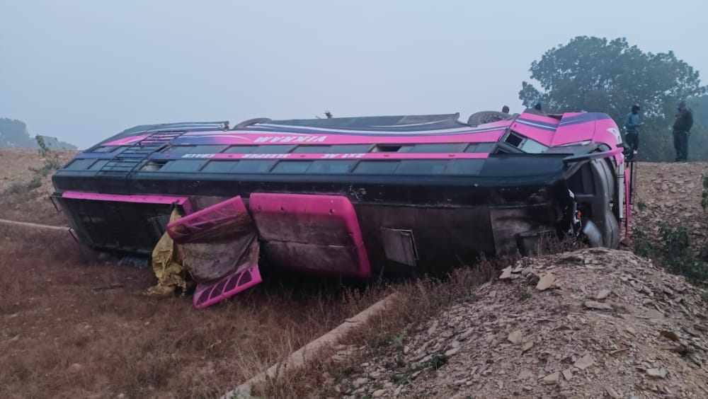 तेज़ रफ़्तार बस अनियंत्रित होकर पलटी