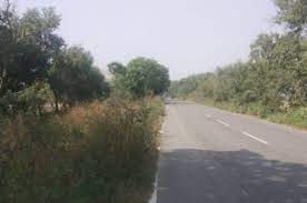 बिना इंतजाम किये रेल्वे ने किया सड़क बंद