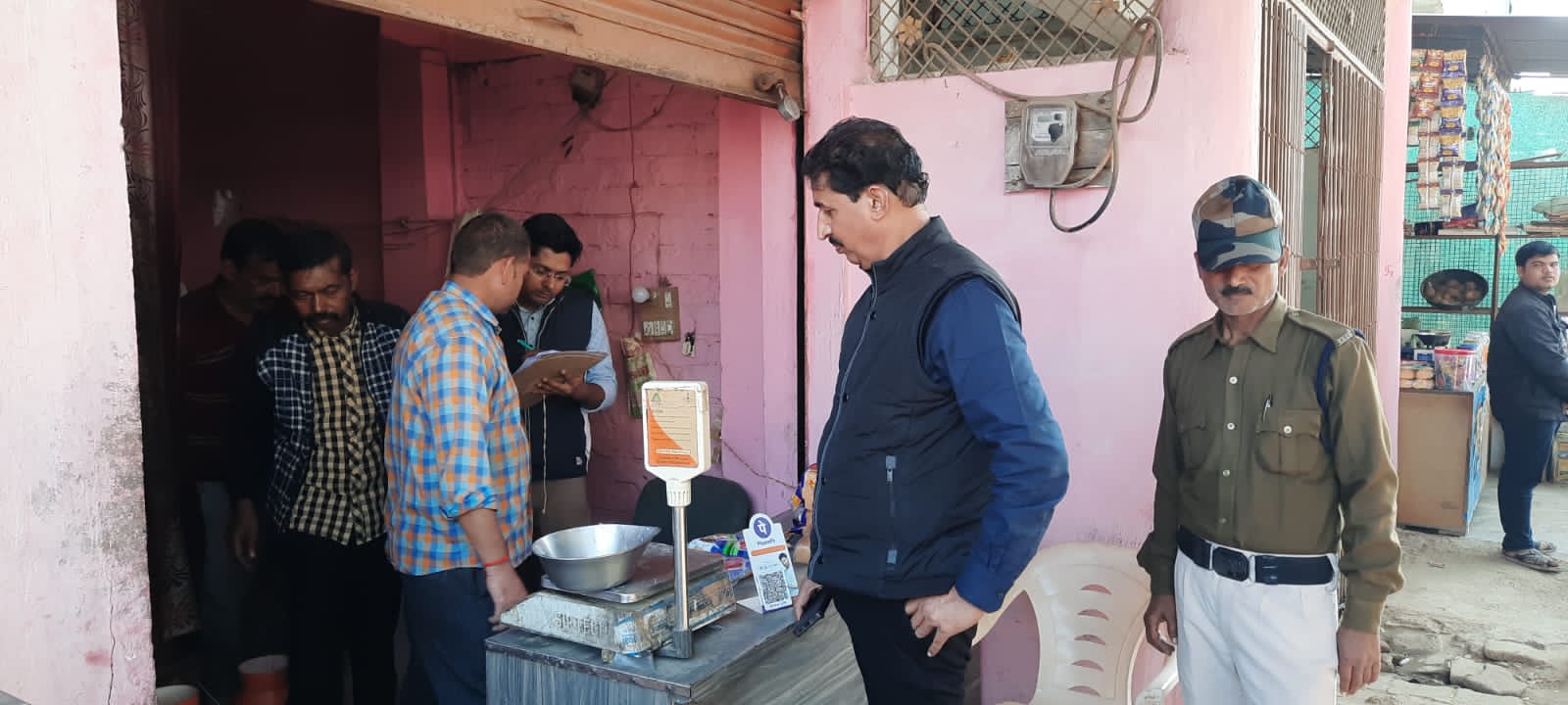 फूड डिपार्टमेंट ने की छापेमार कार्यवाही