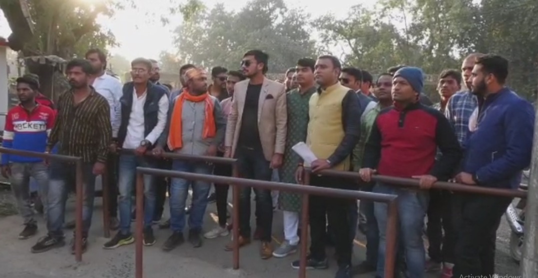 आबकारी विभाग के खिलाफ सड़क पर