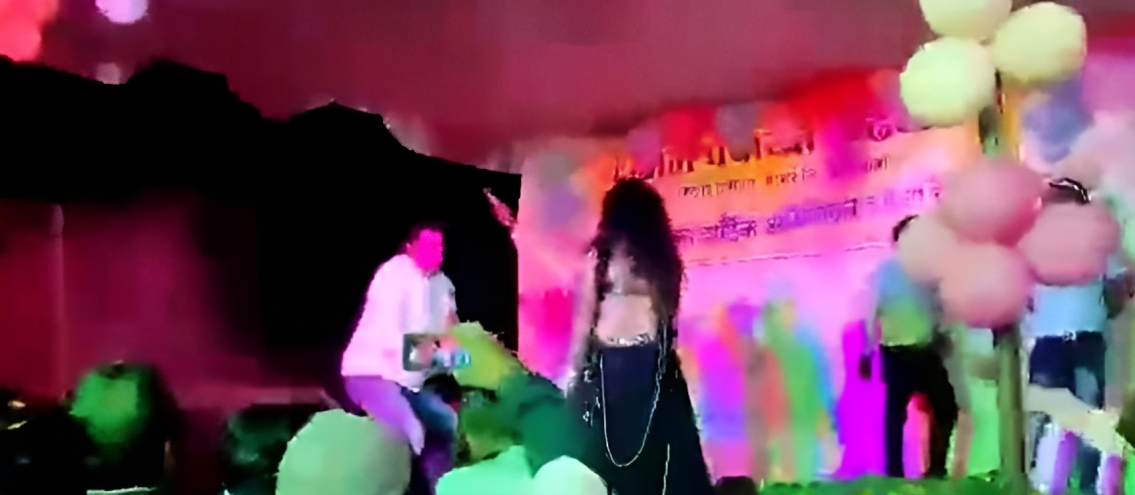 पूर्व मंत्री के जन्मदिन पर डांसरों के साथ नाचे बीजेपी नेता