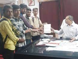 जूनियर छात्रों ने कलेक्टर को सौंपा ज्ञापन