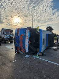 बस कों  कैप्सूल ट्रक ने मारी टक्कर