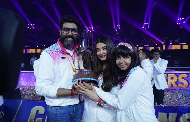 अभिषेक बच्चन और उनका परिवार पंहुचा प्रो कबड्डी लीग सीजन 9 में 