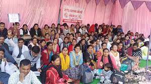 अस्पताल के द्वार पर हुआ महिला का प्रसव