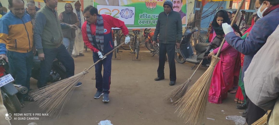 भाजपा  अध्यक्ष वीडी शर्मा  ने थामी झाड़ू
