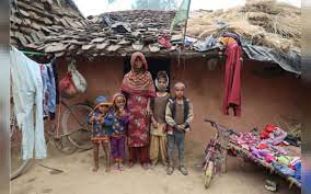 आदिवासियों को मिला झोपड़ी हटाने का नोटिस