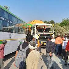 ये सड़क जानलेवा है ,प्रशासन सुस्त