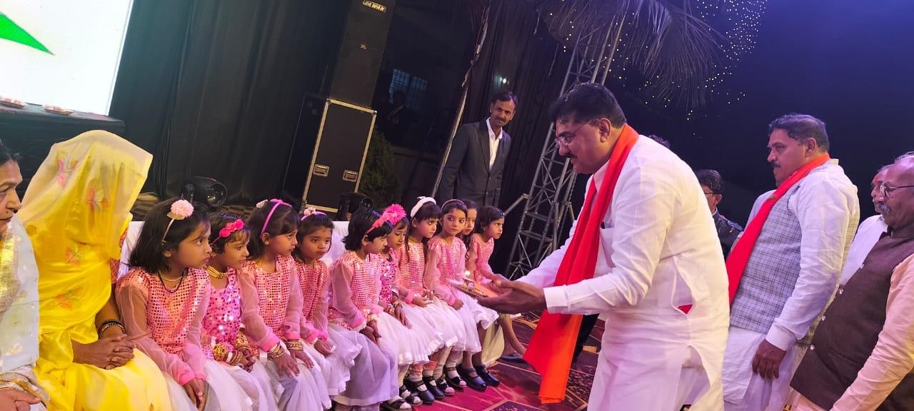 हरदा में बनेगा 15 करोड़ से  इंडोर  स्टेडियम