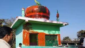 narmadapuram, saffron color , dargah, angry people 
