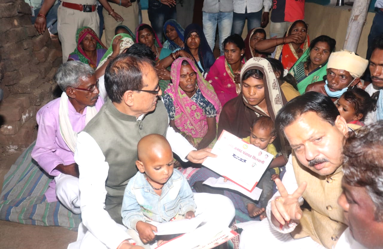 raisen,Chief Minister ,met family members ,communal dispute