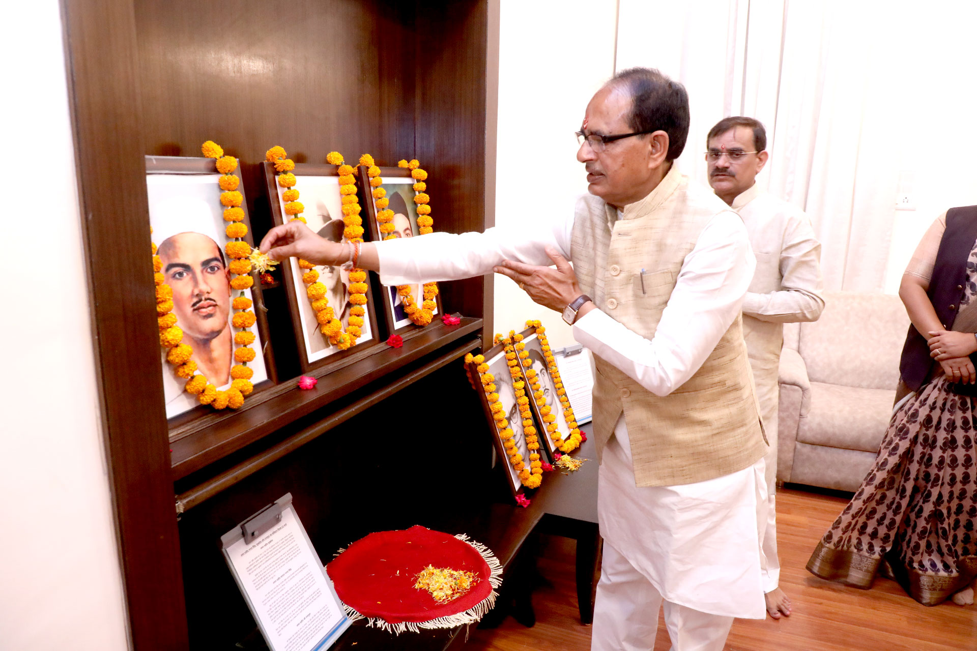 bhopal, CM Chouhan, pays homage