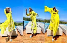 mumbai,PC showed off , charming looks , yellow suit