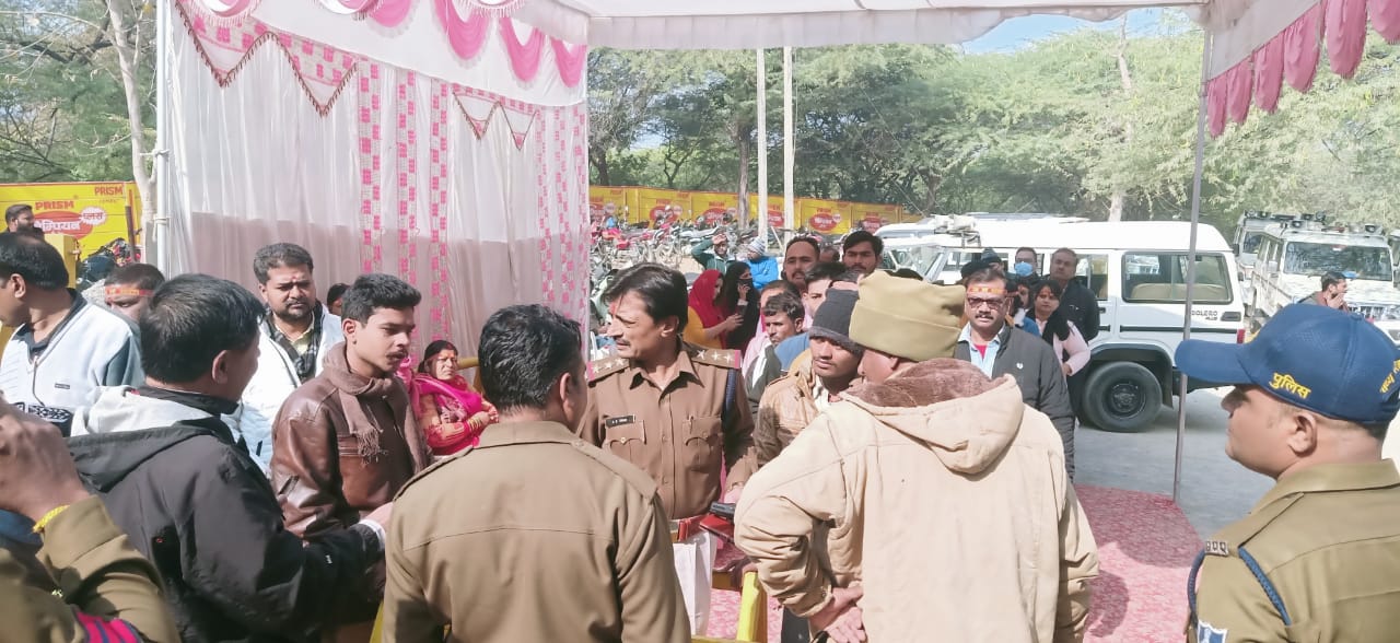 माँ शारदा के दर्शन करने पहुंचे श्रद्धालु