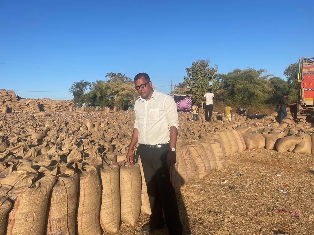 किसानों से  धान पास करने के एवज में रिश्वत