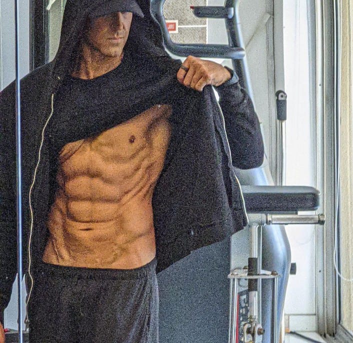 एट पैक एब्स फ्लॉन्ट करते नजए आए , ऋतिक 