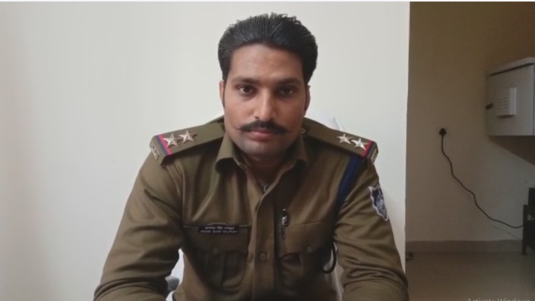 मज़बूरी में खाट पर ले जा रहे थे शव