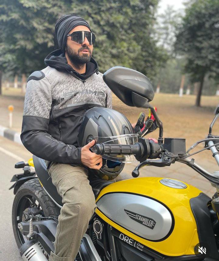 सर्दी के बाइक से मजे लेते नजर आए आयुष्मान खुराना