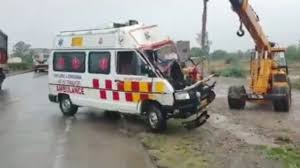 एंबुलेंस और ट्रक में हुई ज़ोरदार टक्कर