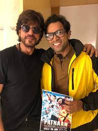 शाहरुख खान अपने फैंस से मिले रात के 2 बजे