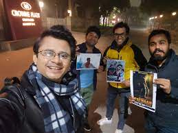 शाहरुख खान अपने फैंस से मिले रात के 2 बजे