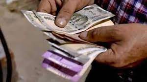 वृद्ध काट रहा दफ्तरों के चक्कर