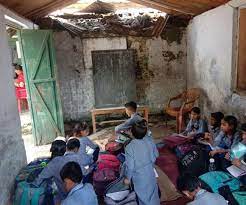 प्राथमिक शाला की हालत हो रही जर्जर