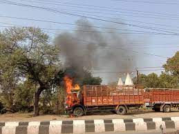 चलते ट्रक में लगी आग बड़ा हादसा टला