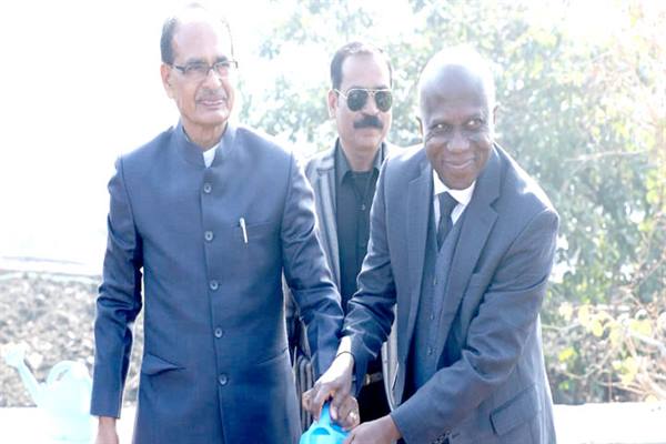 मुख्यमंत्री के साथ अन्य देशों के प्रतिनिधियों ने भी लगाए पौधे